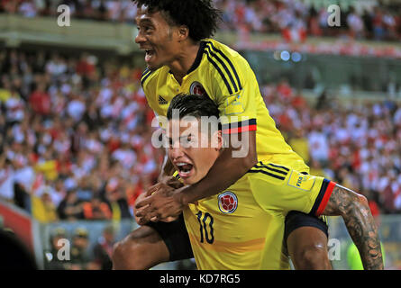 Lima, Pérou. 10 octobre 2017. Le colombien James Rodriguez (en bas) célèbre après avoir marqué lors du match de qualification de la Coupe du monde de la FIFA 2018 contre le Pérou, au stade national de Lima, à Lima, au Pérou, le 10 octobre 2017. Le match s'est terminé par un match nul 1-1. Crédit : ANDINA/Xinhua/Alamy Live News Banque D'Images