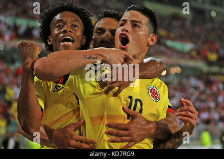 Lima, Pérou. 10 octobre 2017. Le colombien James Rodriguez (R) célèbre après avoir marqué lors du match de qualification de la Coupe du monde de la FIFA 2018 contre le Pérou, au stade national de Lima, à Lima, Pérou, le 10 octobre 2017. Le match s'est terminé par un match nul 1-1. Crédit : ANDINA/Xinhua/Alamy Live News Banque D'Images