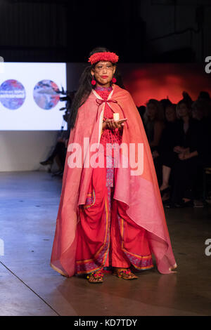 Londres, Royaume-Uni. 10th octobre 2017. Les victimes d'attaques acides du Bangladesh mettent en vedette la mode par Bibi Russell, designer de mode et ancien modèle international, lors de la passerelle du spectacle de mode ActionAid Survivor's Runway à la brasserie Old Truman à Brick Lane, Londres. Crédit : Vickie Flores/Alamy Live News Banque D'Images