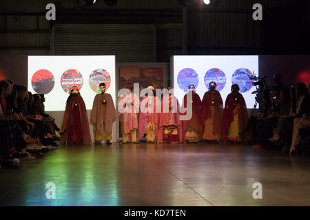 Londres, Royaume-Uni. 10th octobre 2017. Les victimes d'attaques acides du Bangladesh mettent en vedette la mode par Bibi Russell, designer de mode et ancien modèle international, lors de la passerelle du spectacle de mode ActionAid Survivor's Runway à la brasserie Old Truman à Brick Lane, Londres. Crédit : Vickie Flores/Alamy Live News Banque D'Images