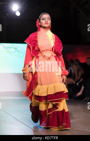 Londres, Royaume-Uni. 10th octobre 2017. Les victimes d'attaques acides du Bangladesh mettent en vedette la mode par Bibi Russell, designer de mode et ancien modèle international, lors de la passerelle du spectacle de mode ActionAid Survivor's Runway à la brasserie Old Truman à Brick Lane, Londres. Crédit : Vickie Flores/Alamy Live News Banque D'Images