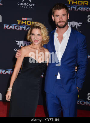 Los Angeles, USA. 10 oct, 2017. Chris hemsworth, épouse Elsa Pataky 046 ragnarok thor arrivant à la première au El Capitan theatre de los angeles. Le 10 octobre 2017. crédit : tsuni/usa/Alamy live news Banque D'Images