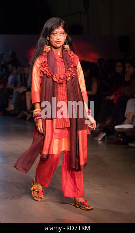 Londres, Royaume-Uni. 10th octobre 2017. Les victimes d'attaques acides du Bangladesh mettent en vedette la mode par Bibi Russell, designer de mode et ancien modèle international, lors de la passerelle du spectacle de mode ActionAid Survivor's Runway à la brasserie Old Truman à Brick Lane, Londres. Crédit : Vickie Flores/Alamy Live News Banque D'Images