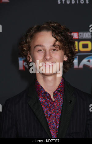 Los Angeles, USA. 10 oct, 2017. Wyatt oleff 10/10/2017 la première mondiale de 'thor : ragnarok' tenue à El Capitan Theatre à Hollywood, CA : crédit cronos/Alamy live news Banque D'Images