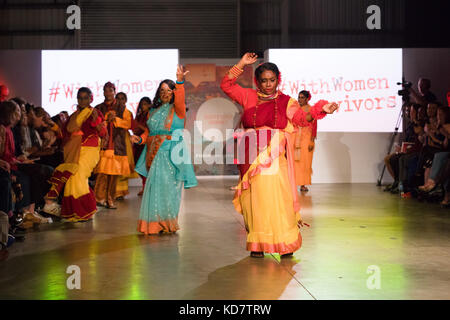 Londres, Royaume-Uni. 10th octobre 2017. Les victimes d'attaques acides du Bangladesh mettent en vedette la mode par Bibi Russell, designer de mode et ancien modèle international, lors de la passerelle du spectacle de mode ActionAid Survivor's Runway à la brasserie Old Truman à Brick Lane, Londres. Crédit : Vickie Flores/Alamy Live News Banque D'Images