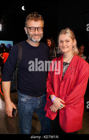 Bloc u 146 Brick Lane, Londres, Royaume-Uni. 10 oct, 2017. Hugh Dennis assister aux survivants d'actionaid piste - défilé de mettre en valeur la force intérieure et la dignité des survivants qui ont eu le courage de parler contre la violence fondée sur le crédit : voir li/Alamy live news Banque D'Images