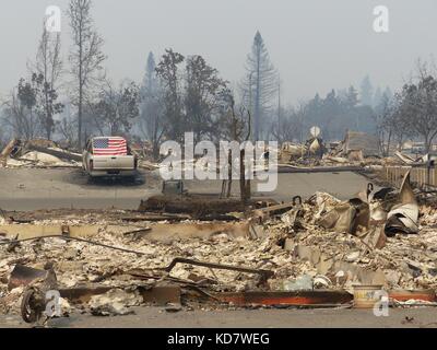 Santa Rosa, États-Unis. 10 octobre 2017. Le quartier incendié de Santa Rosa, États-Unis, 10 octobre 2017. Les voitures ont été réduites à la ferraille fumante, les bâtiments brûlés en obus. Beaucoup de Californiens qui ont fui l'assaut des flammes retournent maintenant à un cauchemar. Crédit : Barbara Munker/dpa/Alamy Live News Banque D'Images