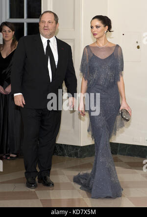 Washington, États-Unis d'Amérique. 1er décembre 2012. Harvey Weinstein et Georgina Chapman arrivent pour le dîner officiel en l'honneur du premier ministre David Cameron de Grande-Bretagne et de son épouse Samantha à la Maison Blanche à Washington, DC, le mardi 14 mars 2012. Crédit : Ron Sachs/CNP. (RESTRICTION : PAS de journaux ou de journaux de New York ou du New Jersey dans un rayon de 75 miles de New York) - PAS DE SERVICE DE FIL - crédit : Ron Sachs/Consolidated/dpa | usage Worldwide/dpa/Alamy Live News Banque D'Images