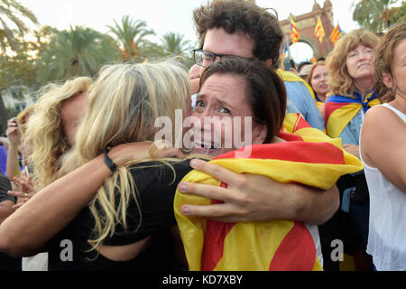 Barcelone, Espagne. 10 oct, 2017. Les gens attendent le discours du président catalan régional puigdemont que devraient déclarer l'indépendance de la catalogne. Crédit photo : danilo balducci/sintesi/Alamy live news Banque D'Images