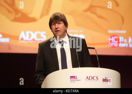 Bournemouth, Royaume-Uni. Oct 11, 2017. Lord Porter de Spalding CBE, Président Local Government Association donne l'ouverture allocution de bienvenue à l'Office national de l'enfance et à la Conférence de l'Association des services aux adultes au Centre International de Bournemouth. Credit : Expo photo/Alamy Live News Banque D'Images