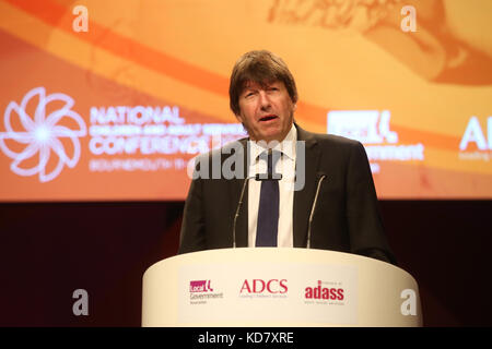 Bournemouth, Royaume-Uni. Oct 11, 2017. Lord Porter de Spalding CBE, Président Local Government Association donne l'ouverture allocution de bienvenue à l'Office national de l'enfance et à la Conférence de l'Association des services aux adultes au Centre International de Bournemouth. Credit : Expo photo/Alamy Live News Banque D'Images