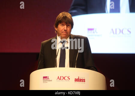 Bournemouth, Royaume-Uni. Oct 11, 2017. Lord Porter de Spalding CBE, Président Local Government Association donne l'ouverture allocution de bienvenue à l'Office national de l'enfance et à la Conférence de l'Association des services aux adultes au Centre International de Bournemouth. Credit : Expo photo/Alamy Live News Banque D'Images