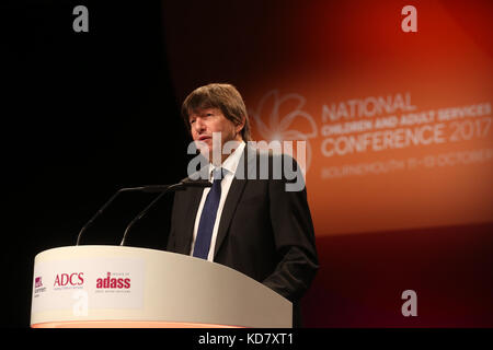 Bournemouth, Royaume-Uni. Oct 11, 2017. Lord Porter de Spalding CBE, Président Local Government Association donne l'ouverture allocution de bienvenue à l'Office national de l'enfance et à la Conférence de l'Association des services aux adultes au Centre International de Bournemouth. Credit : Expo photo/Alamy Live News Banque D'Images