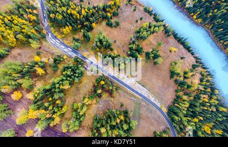 Kanas. 22 septembre 2017. La photo prise le 22 septembre 2017 montre un véhicule circulant le long de la rivière Kanas dans la région de l'Altaï, dans la région autonome ouïgur du Xinjiang, au nord-ouest de la Chine. Crédit : Zhao GE/Xinhua/Alamy Live News Banque D'Images