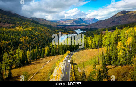 Kanas. 22 septembre 2017. La photo prise le 22 septembre 2017 montre une voiture circulant sur la route de la zone pittoresque de Kanas dans la région de l'Altaï, dans la région autonome ouïgur du Xinjiang, au nord-ouest de la Chine. Crédit : Zhao GE/Xinhua/Alamy Live News Banque D'Images