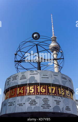 L'horloge mondiale et la tour de télévision sur l'Alexanderplatz à Berlin, Allemagne Banque D'Images
