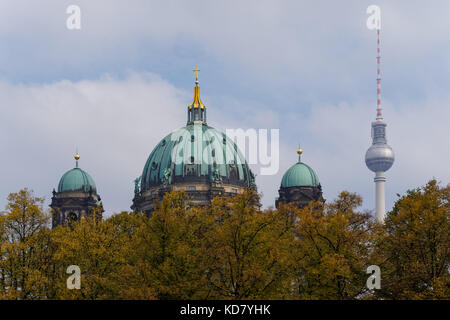 Cathédrale de Berlin et la tour de télévision vu au-dessus du parc Lustgarten à Berlin, Allemagne Banque D'Images