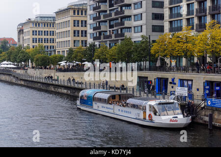 Bateau de croisière sur la Spree à Berlin, Allemagne Banque D'Images