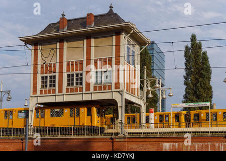 U-Bahn à la station Warschauer Strasse à Berlin, Allemagne Banque D'Images