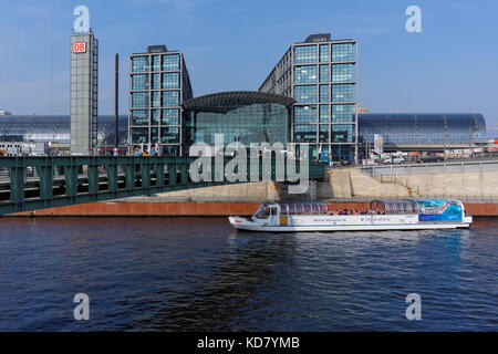 Bateau de croisière sur la Spree, près de la gare centrale de Berlin, Berlin Hauptbahnhof, Berlin, Allemagne Banque D'Images