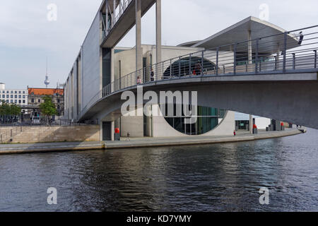 Passerelle sur la rivière Spree entre Maison Paullöbe et Marie Elisabeth Luders Chambre à Berlin, Allemagne Banque D'Images