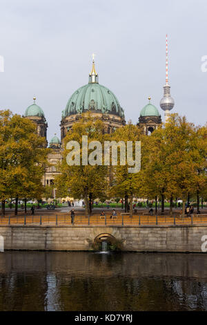 Cathédrale de Berlin et la tour de télévision vu au-dessus du parc Lustgarten à Berlin, Allemagne Banque D'Images