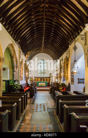 Nef une allée dans l'intérieur de l'ancienne 13e siècle l'église All Saints, Clovelly, un petit patrimoine populaire village de North Devon Banque D'Images