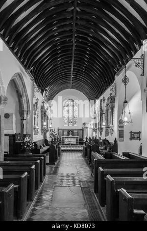 Intérieur de l'ancienne 13e siècle l'église All Saints, Clovelly, un petit patrimoine populaire village de North Devon, en monochrome Banque D'Images