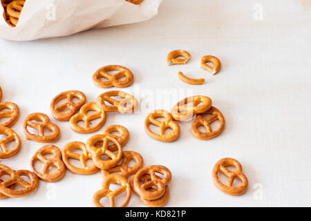 Les bretzels sur les frais généraux de tables en bois Banque D'Images