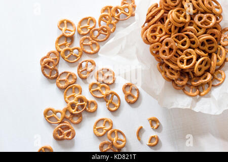 Bretzels allemands traditionnels sur fond de bois Banque D'Images