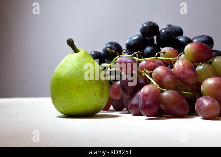 La vie toujours avec poires et raisins Banque D'Images