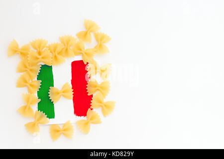 Italie drapeau papier miniature avec des pâtes. drapeau italien pointeur sur fond blanc. with copy space Banque D'Images