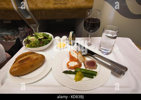 Voyage aérien en Classe Affaires Emirates Airlines, de l'alimentation du saumon fumé et du thon poêlé servi dans une cabine de l'A380 Banque D'Images