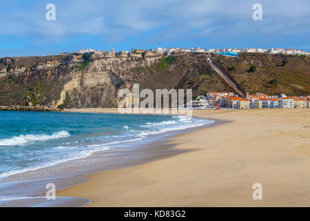 Vue sur la plage de Praia Da Nazaré. Nazaré, district de Leiria, Portugal Banque D'Images