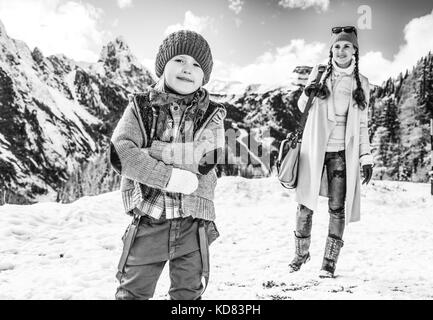 L'hiver sur niveau supérieur de plaisir. la mère et la fille moderne contre les touristes paysage de montagne dans l'Alto Adige, Italie Banque D'Images