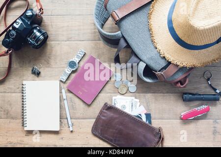 Vue supérieure de l'homme, éléments accessoires traveler sur fond de bois. travel concept Banque D'Images