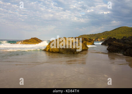 Côte sauvage et sauvage à Burgess, plage une plage de Forster sur le milieu de la côte nord de la Nouvelle-Galles du sud , Australie Banque D'Images