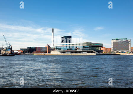 Aarhus, Danemark - 2 mai 2017 : DOKK1, une bibliothèque publique et un bâtiment de services municipaux, et les immeubles de bureaux environnants dans la zone portuaire. Banque D'Images