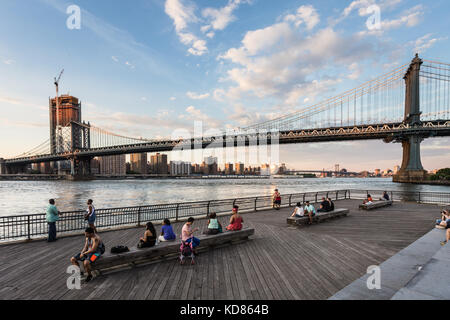 New York - 3 juillet 2017 : les gens aiment le coucher du soleil sur le pont de Manhattan et l'East River à partir du pont de Brooklyn Park à new york. Banque D'Images