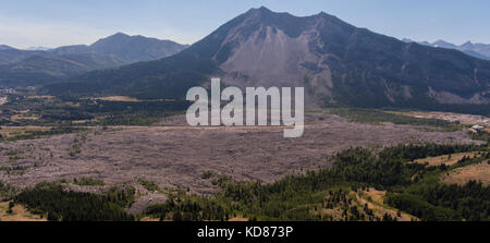 Vue aérienne oblique de Turtle Mountain et le redoutable 1903 Frank slide avec la route 3 couper à travers elle, municipalité de Crows Nest Pass, Alberta, Canada Banque D'Images