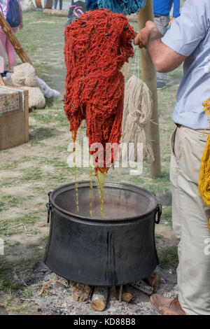 La teinture de laine naturelle dans des pots pour la fabrication de tapis Banque D'Images