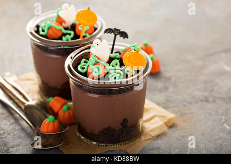 Dessert d'Halloween dans un pot, le chocolat au lait Banque D'Images