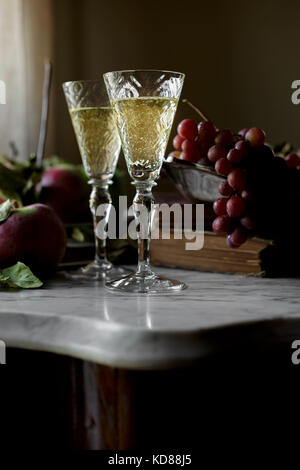 Vin blanc, raisins et pommes Banque D'Images