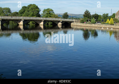 Pont à arches sur la rivière Wharfe dans otley, West Yorkshire, Angleterre, Royaume-Uni. Banque D'Images