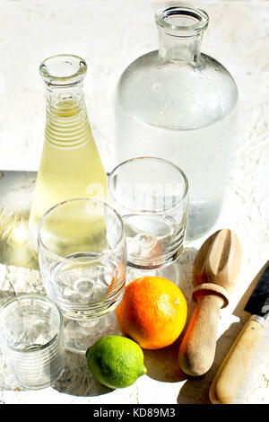 Orange sanguine Spritzer de chaux. Photographié sur un fond de plâtre blanc. Banque D'Images