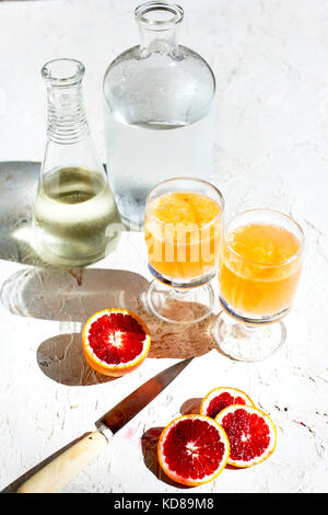 Orange sanguine Spritzer de chaux. Photographié sur un fond de plâtre blanc. Banque D'Images