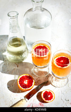 Orange sanguine Spritzer de chaux. Photographié sur un fond de plâtre blanc. Banque D'Images