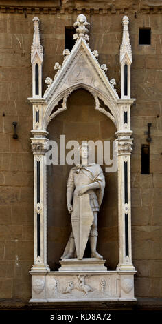 Saint George (Guilde des Armuriers et Swordmakers) 1417 par Donatello façade de l'Orsanmichele ( ou Cuisine Jardin de Saint Michel ) est une église de Florence ( en 1336 en tant que marché et zone de stockage du grain, comme sur commission de l'Union européenne en soie Soie (Guilde). Florence Italie . Banque D'Images