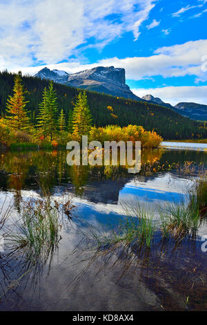 Une chute verticale image paysage de montagne Roche Miette debout à l'entrée du Parc National Jasper en Alberta, Canada. Banque D'Images