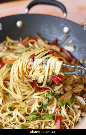 Plat de nouilles légumes wok en prêt à servir, avec pâtes nouilles roulées autour d'picker Banque D'Images